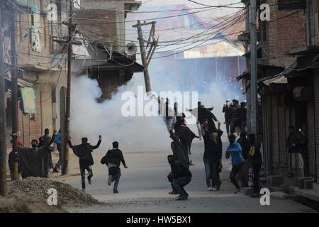 Srinagar Kashmir. Xvii Mar, 2017. In mezzo al gas lacrimogeno fumo contestatori del Kashmir grida anti India e Pro libertà di slogan durante la protesta dopo la preghiera del venerdì in Sopore. Pertinentemente la resistenza comune sulla leadership giovedì aveva chiamato per la pacifica protesta dopo la preghiera del venerdì il 17 marzo contro l uccisione di Kaneeza e criticamente il ferimento di suo fratello in una sparatoria a Kupwara. Credito: Mohammad Abu Bakar/Pacific Press/Alamy Live News Foto Stock