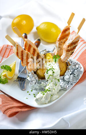 Deliziosa camicia di patate con panna acida e salmone alla griglia spiedini Foto Stock