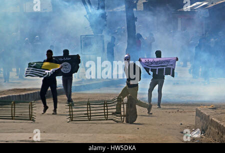 La questione del Kashmir, India. Xvii Mar, 2017. Kashmir manifestanti musulmani Visualizzare flag nel vecchio Srinagar la capitale estiva di indiani Kashmirs controllata di civili da parte del governo indiano le forze in Kashmir. In precedenza questa settimana a 7 yr old girl è stato ucciso dalle forze del governo nel corso di una sparatoria tra i miliziani e le forze governative del nord del Kashmir Kupwara. Credito: Faisal Khan/Pacific Press/Alamy Live News Foto Stock