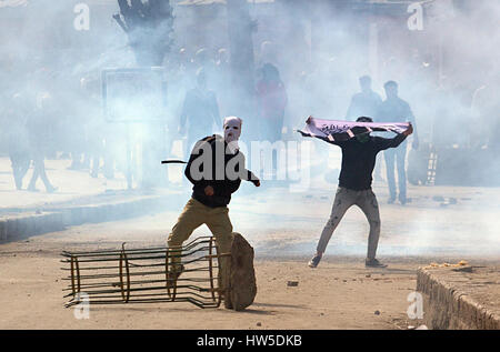 La questione del Kashmir, India. Xvii Mar, 2017. Musulmani del Kashmir manifestanti si scontrano con la polizia indiana nella vecchia Srinagar la capitale estiva della controllata indiana del Kashmir. Proteste e scontri eruttare nel vecchio contro le recenti uccisioni di civili da parte del governo indiano le forze in Kashmir. In precedenza questa settimana a 7 yr old girl è stato ucciso dalle forze del governo nel corso di una sparatoria tra i miliziani e le forze governative del nord del Kashmir Kupwara. Credito: Faisal Khan/Pacific Press/Alamy Live News Foto Stock