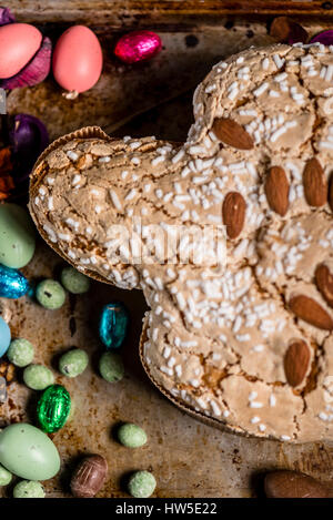 Colomba senza canditi e senza glassa dolci italiani, tradizionalmente cotto per la celebrazione di Pasqua Foto Stock