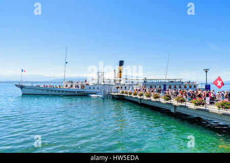 I passeggeri di salire a bordo di un tradizionale sul Lago di Ginevra battello a vapore nel porto di Nyon, Canton Vaud, Svizzera Foto Stock