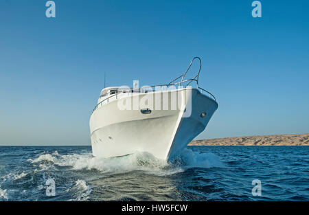 Grande privato lussuoso yacht a motore barca in navigazione a vela in mare Foto Stock