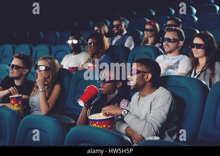 Paio mangiare popcorn e bere cola nei cinema. Foto Stock