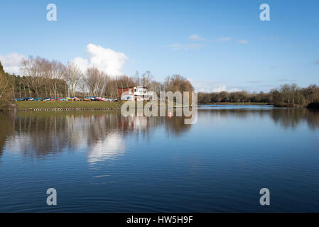 Il boathouse al Lago della Valle della freccia in Redditch Foto Stock