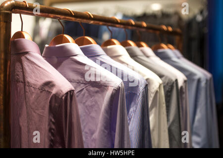 Camicie da uomo su appendiabiti Foto Stock