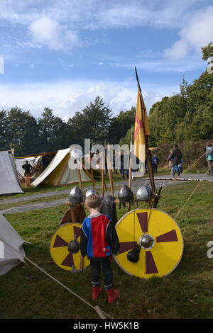 Battaglia di Hastings rievocazione evento nella motivazione della Abbazia di Battle Foto Stock