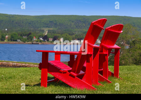 Adirondack sedie che si affacciano sul fiume di Annapolis in Nova Scotia, Canada. Foto Stock