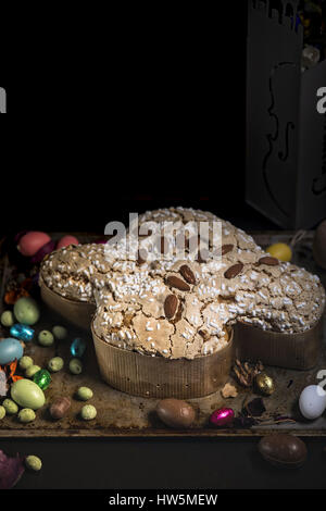 Colomba senza canditi e senza glassa dolci italiani, tradizionalmente cotto per la celebrazione di Pasqua Foto Stock