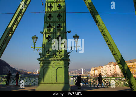 Libertà o Liberty ponte che attraversa il fiume Danubio. Budapest Ungheria, Europa sud-orientale Foto Stock