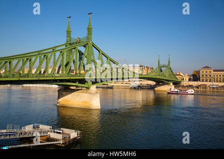 Libertà o Liberty ponte che attraversa il fiume Danubio. Budapest Ungheria, Europa sud-orientale Foto Stock