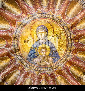 Vergine e Cristo Bambino. La Madre di Dio. Mosaico nella Chiesa di Chora, Istanbul, Oct 11, 2013, la Vergine Blachernitissa entro una mandorla Foto Stock