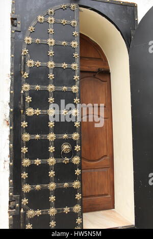 Antica solido doppia porte aperte, ornato di fiori d'oro Foto Stock