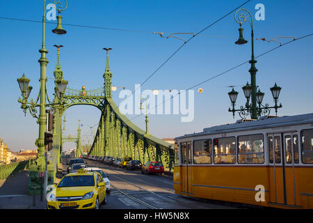 Libertà o libertà ponte che attraversa il fiume Danubio. Budapest Ungheria, Europa sud-orientale Foto Stock