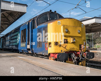 Dirigere i servizi ferroviari classe 37 37425 "cemento Bob su Norwich a Lowestoft service Marzo 2017. Foto Stock