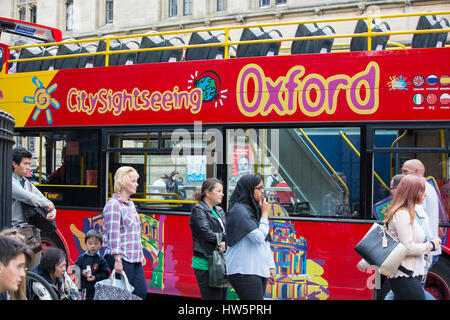 Un autobus turistico a Oxford, UK. Foto Stock