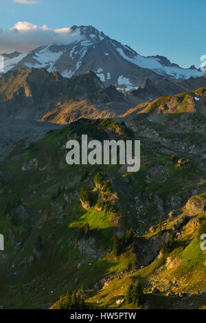 Picco sul ghiacciaio sorge al di sopra di altre montagne a nord cascata gamma di Washington vicino al tramonto. Stati Uniti d'America Foto Stock