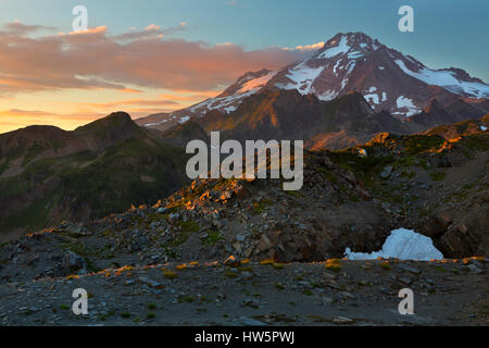 Picco sul ghiacciaio sorge al di sopra di altre montagne a nord cascata gamma di Washington al tramonto. Stati Uniti d'America Foto Stock
