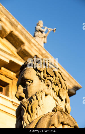 Busti al di fuori dell'edificio Clarendon su Broad Street, Oxford, che era stato costruito per ospitare la Oxford University Press. Foto Stock