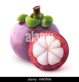 Isolato di frutti tropicali. Un intero mangosteen e un altro tagliato a metà isolato su bianco con tracciato di ritaglio Foto Stock