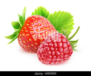 Frutti di bosco isolato. Fragola e lampone frutti isolati su sfondo bianco con tracciato di ritaglio Foto Stock