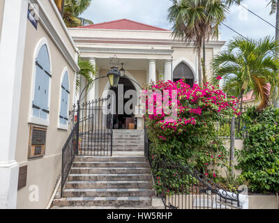 La St Thomas Sinagoga La più antica sinagoga di uso continuo sotto la bandiera americana, famosa per la sua sabbia pavimento coperto, in Charlotte Amalie USVI Foto Stock