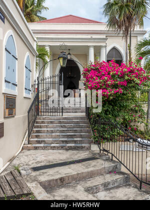 La St Thomas Sinagoga La più antica sinagoga di uso continuo sotto la bandiera americana, famosa per la sua sabbia pavimento coperto, in Charlotte Amalie USVI Foto Stock