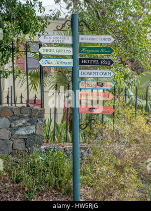 Cartello con indicazioni per popolari attrazioni turistiche in Charlotte Amalie St Thomas U.S. Isole vergini Foto Stock