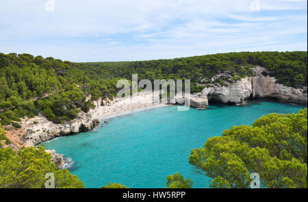 Cala Mitjana vista su Minorca isole Baleari in Spagna Foto Stock