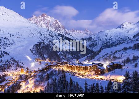 Francia, Savoie, Valle Tarentaise, Méribel Mottaret è uno dei più grandi skiresort villaggio in Francia, nel cuore di Les Trois Vallees (Le Tre Valli), uno dei più grandi comprensori sciistici del mondo con 600 km di sentieri segnati, la parte occidentale del massiccio della Vanoise, vista dell'Aiguille du frutta (3051m) del Parc National de la Vanoise e il Mont du Vallon (2952m) a destra Foto Stock