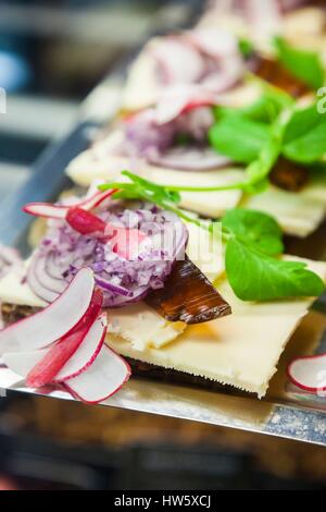 La Danimarca, la Zelanda, Copenaghen, Torvehallerne KPH, nuovi esterni mercato alimentare, Smorrebrod danese panini Foto Stock