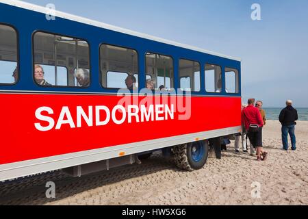 Danimarca, nello Jutland, Skagen, Grenen, punto più settentrionale della Danimarca, dove lo Skagerrak e il Kattegat soddisfare, Sandormen, trattore-bus tirato Foto Stock