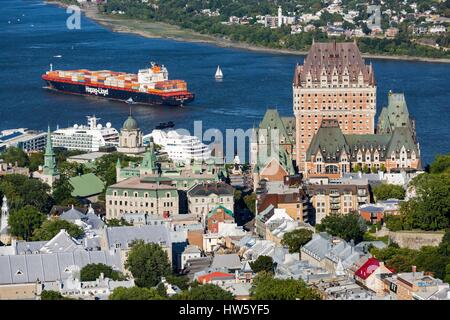 Canada, Québec, Provincia di Quebec City, la Vecchia Quebec elencati come patrimonio mondiale dall'UNESCO, la città alta, lo Chateau Frontenac e il fiume San Lorenzo , un contenitore mercantile nave passando e sullo sfondo la città di Levis Foto Stock
