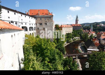 Repubblica ceca, Boemia del Sud, Cesky Krumlov, centro storico elencati come patrimonio mondiale dall' UNESCO, vista sul castello dalla parte superiore della città Foto Stock