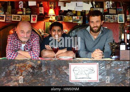 Francia, Calvados, Pays d'Auge, Pierrefitte En Auge, Auberge des Deux Tonneaux, Hervé, Pierre Amiard e lo chef Foto Stock