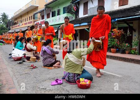 Laos, Luang Prabang Provincia, Luang Prabang City, classificato come patrimonio mondiale dall UNESCO, Wat Sene tempio, Tak Bat cerimonia i sacrifici fatti per i monaci ogni mattina al sorgere del sole Foto Stock