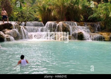 Laos, Luang Prabang Provincia, Kuang Si, la bella blu turchese piscine e cascate di Kuang Si sono una popolare destinazione turistica vicino a Luang Prabang Foto Stock