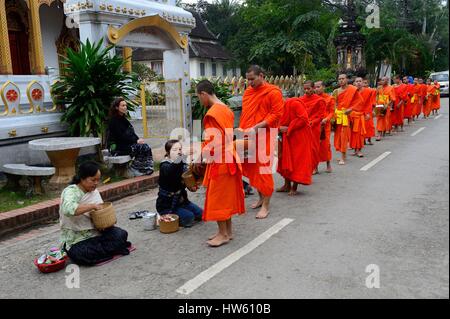 Laos, Luang Prabang Provincia, Luang Prabang City, classificato come patrimonio mondiale dall UNESCO, Wat Sene tempio, Tak Bat cerimonia i sacrifici fatti per i monaci ogni mattina al sorgere del sole Foto Stock