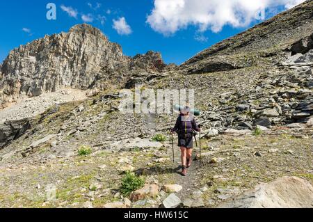 L'Italia, Valle d'Aosta, La Thuile, Col du Petit san Bernardo, escursionista ai piedi della Pointe Rousse (2667m) Foto Stock