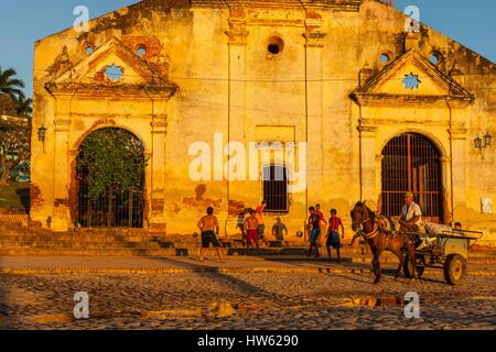 Cuba, Sancti Spiritus provincia, Trinidad de Cuba elencati come patrimonio mondiale dall'UNESCO, i bambini giocare a palla di fronte alla chiesa di Santa Anna Foto Stock