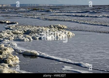 Francia, Somme, Baie de Somme, schiuma sulla spiaggia di Pointe du Hourdel e scogliere all'orizzonte Hault Foto Stock