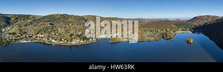 Francia, Puy de Dome, CHAMBON SUR LAC, il lago Chambon (vista aerea) Foto Stock