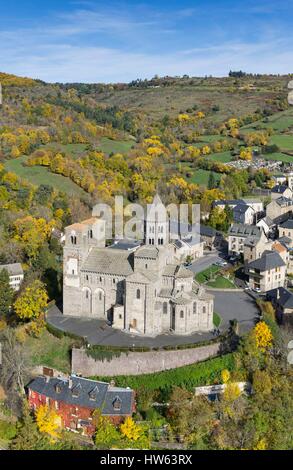 Francia, Puy de Dome, Saint Nectaire, chiesa romanica del XII secolo (vista aerea) Foto Stock