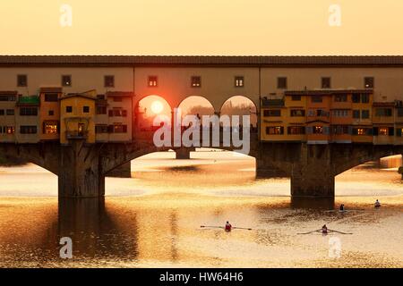 L'Italia, Toscana, Firenze, centro storico sono classificati come patrimonio mondiale dall' UNESCO, il Ponte Vecchio, il ponte più antico della città, tempo romano, attraversa il fiume Arno, è sormontata dal Corridoio Vasariano che dà passaggio alla famiglia Medici da Palazzo Pitti alla Galleria degli Uffizi e Palazzo Vecchio Foto Stock