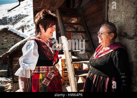 Swiss, Vallese, Herens valley, Evolene, Yvonne Forclaz con sua nuora in costumi tradizionali di Les Hauderes e la valle Herens Foto Stock