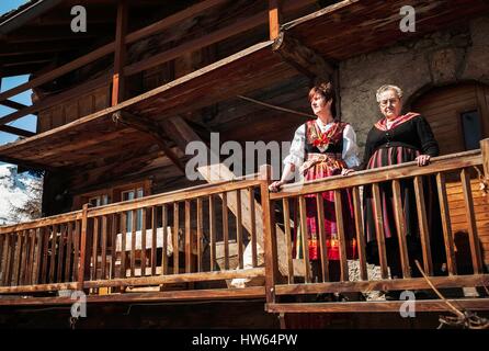 Swiss, Vallese, Herens valley, Evolene, Yvonne Forclaz con sua nuora in costumi tradizionali di Les Hauderes e la valle Herens Foto Stock