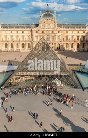 Francia, Parigi, zona elencata come patrimonio mondiale dall'UNESCO, l'Esplanade e la Piramide del Louvre progettata dall architetto IM PEI (vista aerea) Foto Stock