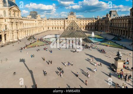 Francia, Parigi, zona elencata come patrimonio mondiale dall'UNESCO, l'esplanade del Louvre e la piramide progettato dall architetto IM PEI (vista aerea) Foto Stock