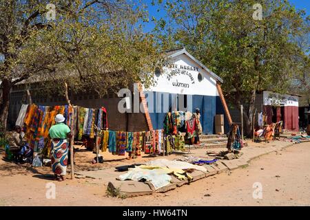 Lo Zimbabwe, Matabeleland North Provincia, Victoria Falls, mercato dell'artigianato Foto Stock