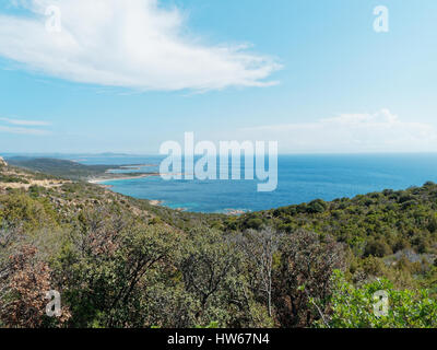 Vista della costa della Corsica vicino a Bonifacio denominato Reserve Naturelle des Bouches de Bonifacio, Corsica, Francia, Mediterranea Foto Stock